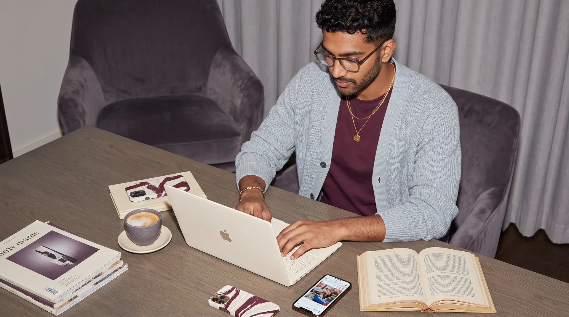 Profissional trabalhando em uma mesa com livros e computador